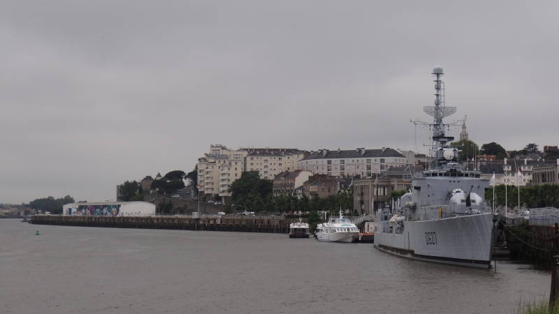 Kriegsschiff Nantes Hafen